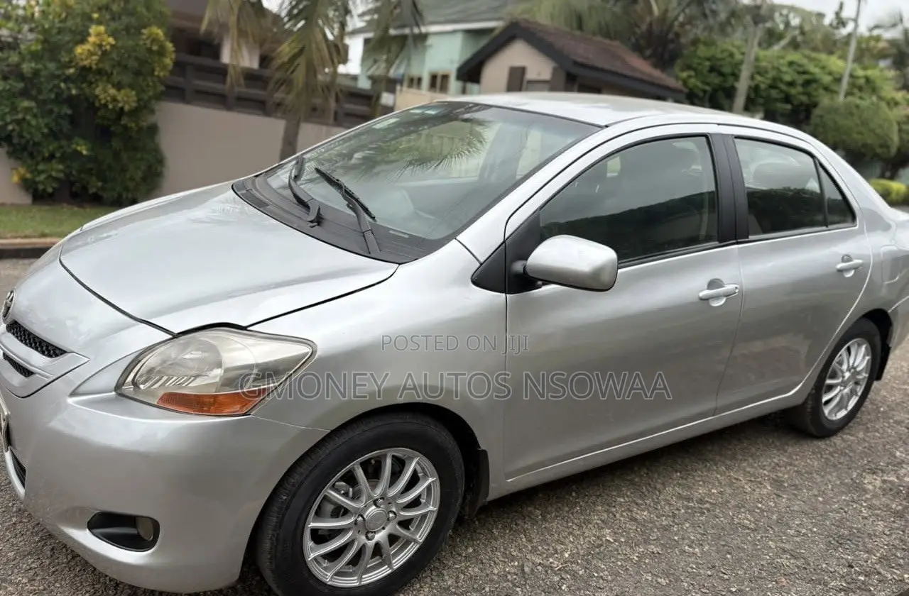 Toyota Yaris Base Sedan 4dr 2010 Silver