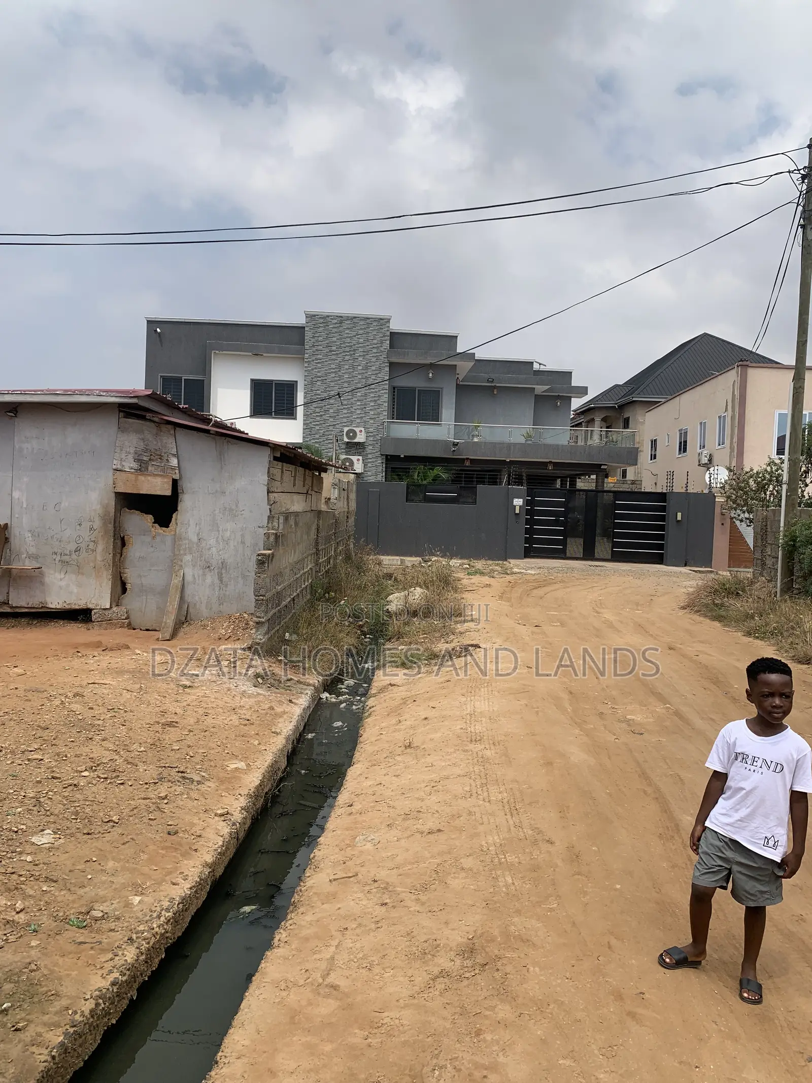6bdrm Apartment in Hfc Estate, Spintex for sale