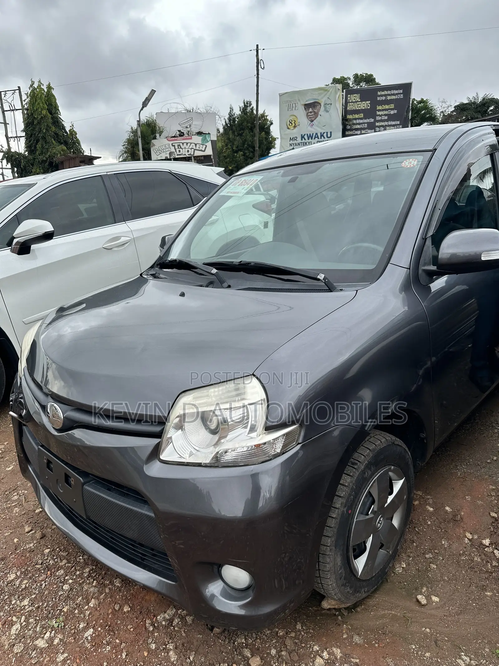 Toyota Sienta 1.5 AWD 2013 Gray