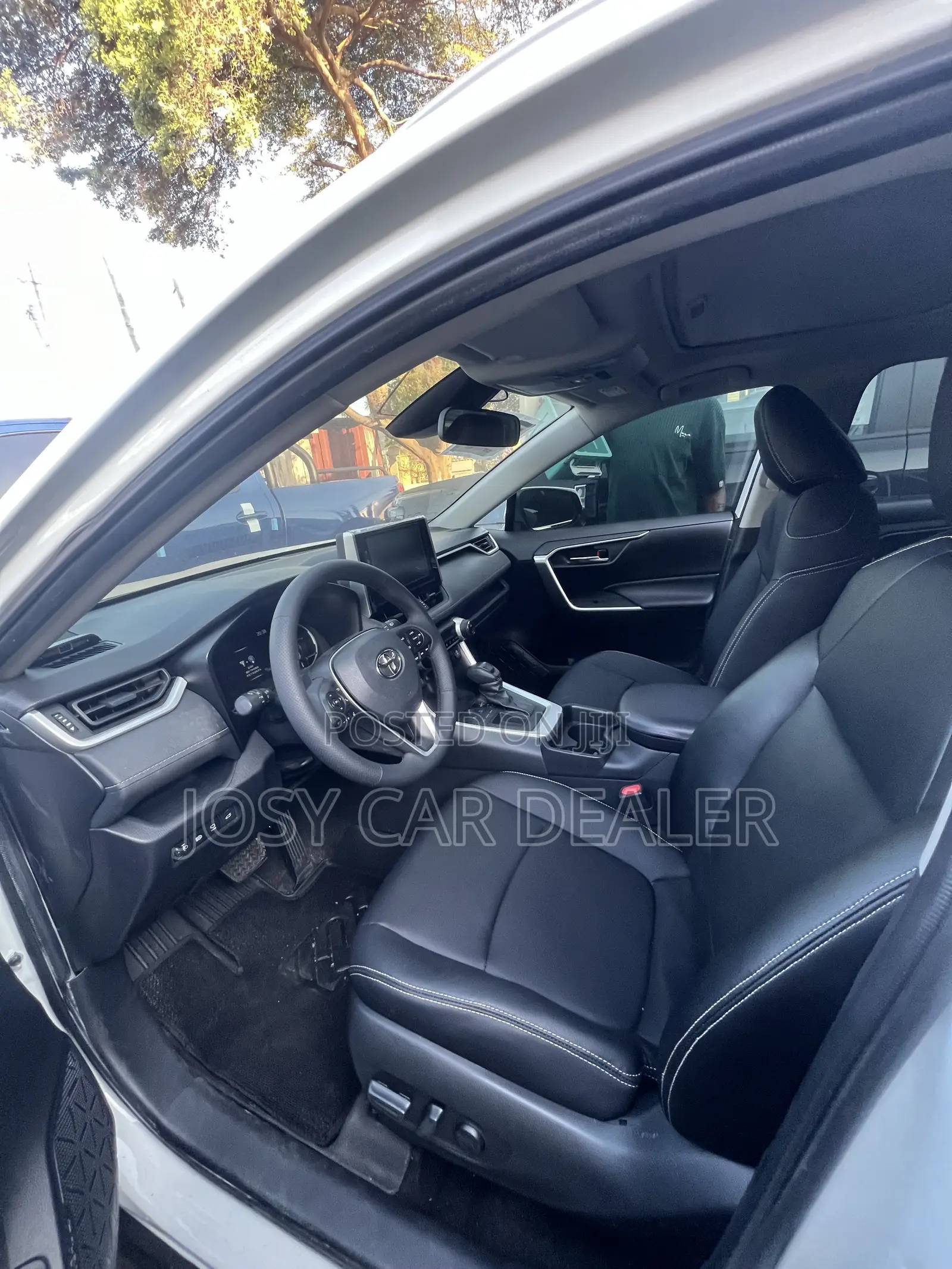Toyota RAV4 LE FWD 2020 White