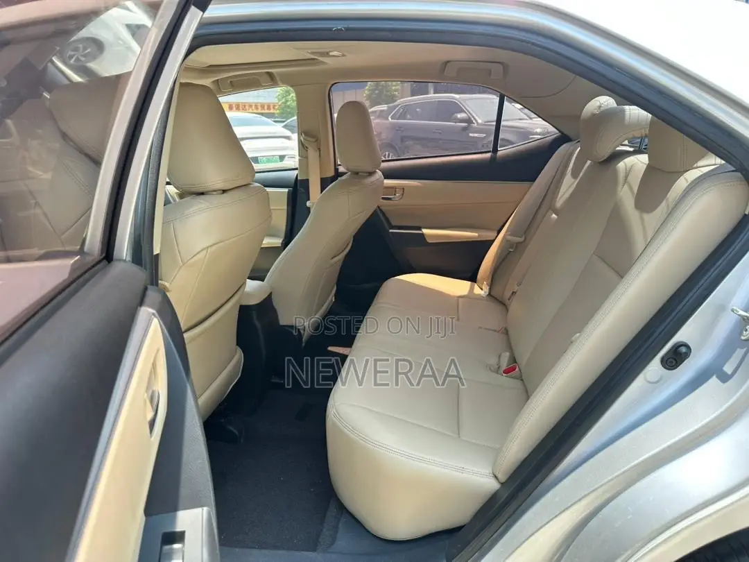 Toyota Corolla LE ECO Premium (1.8L 4cyl CVT) 2016 Silver