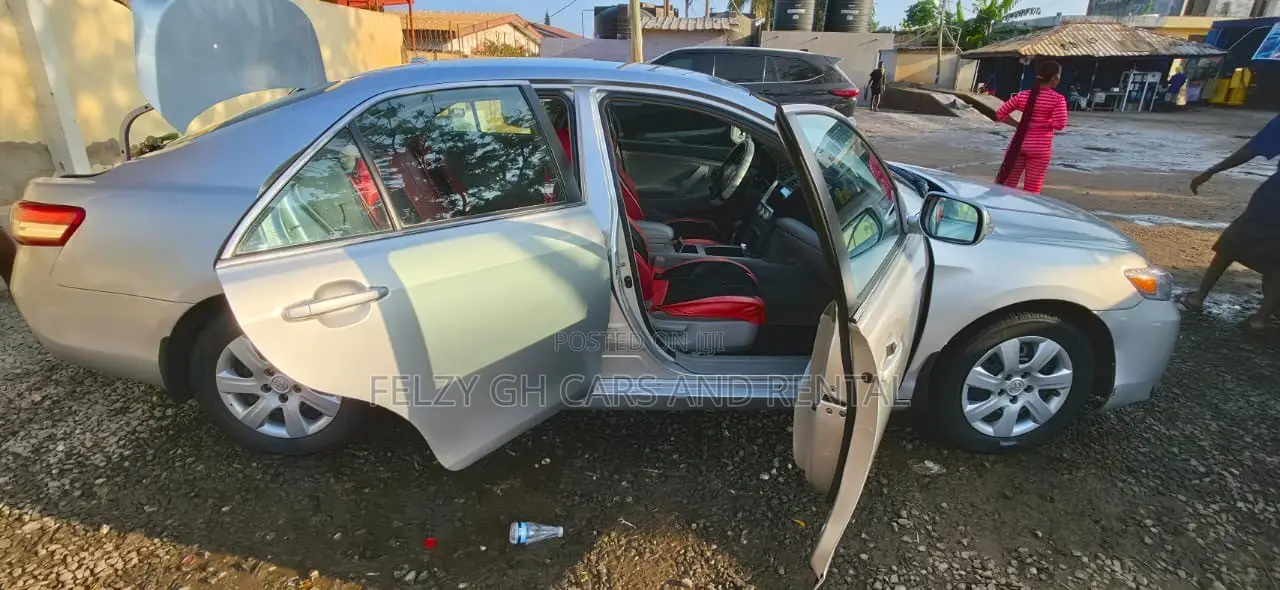 Toyota Camry LE 4dr Sedan (2.5L 4cyl 6A) 2011 Silver