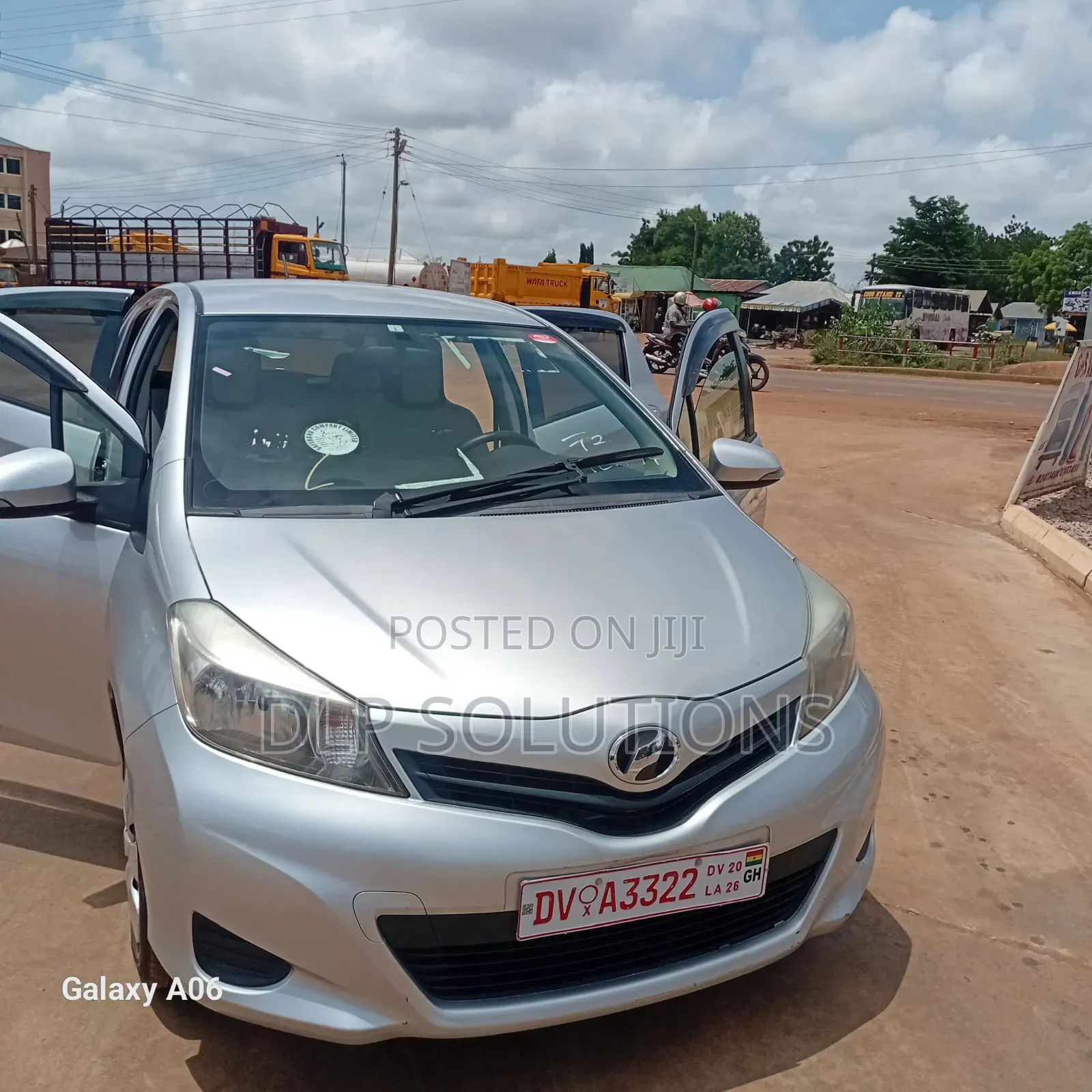 Toyota Vitz 1.0 FWD 5dr 2012 Silver