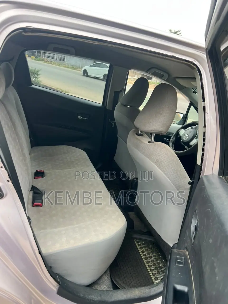 Toyota Vitz 2013 Silver