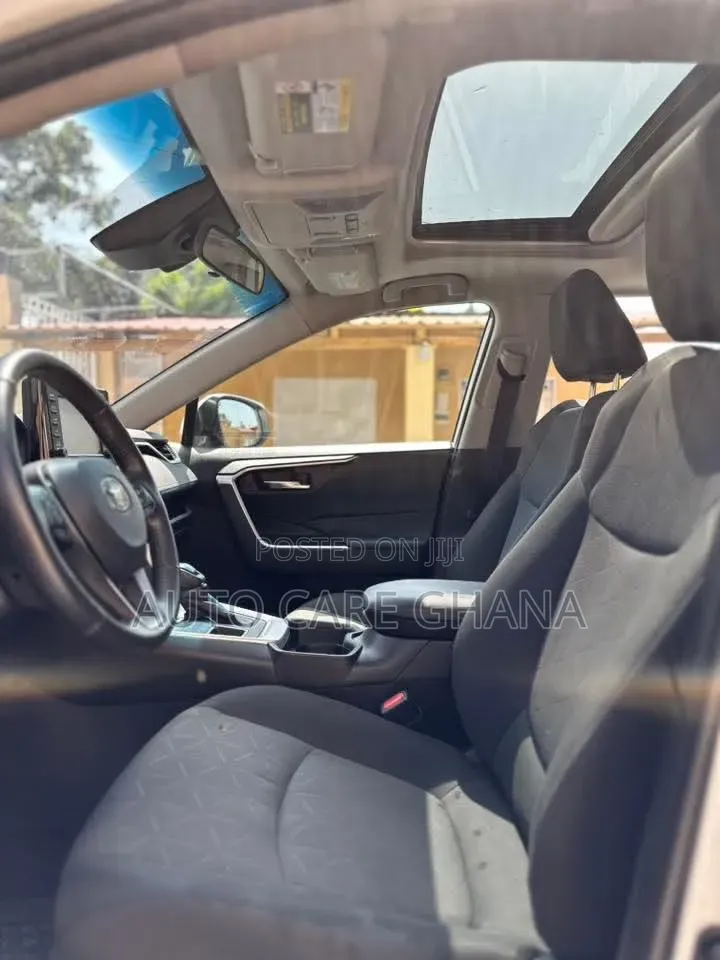 Toyota RAV4 XLE 2021 White