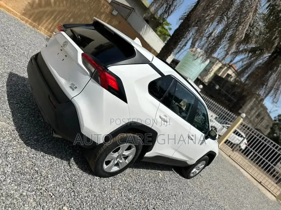 Toyota RAV4 XLE 2021 White