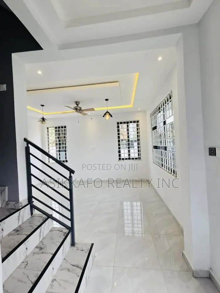 3bdrm Penthouse in Marwako, Labone for rent
