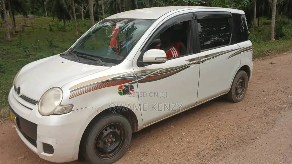 Toyota Sienta 2010 White