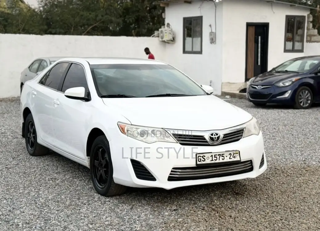 Toyota Camry SE 4dr Sedan (2.5L 4cyl 6A) 2013 White