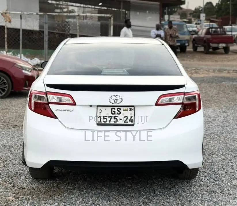 Toyota Camry SE 4dr Sedan (2.5L 4cyl 6A) 2013 White