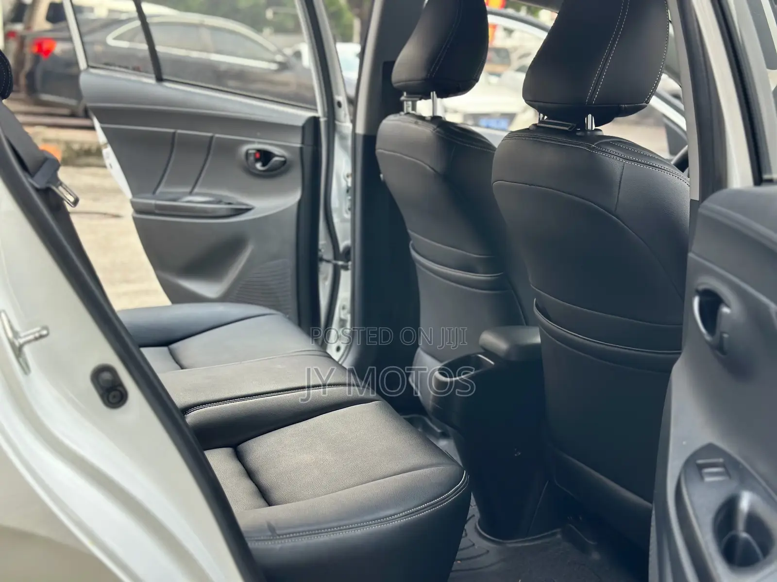 Toyota Yaris L Sedan 4dr 2019 White