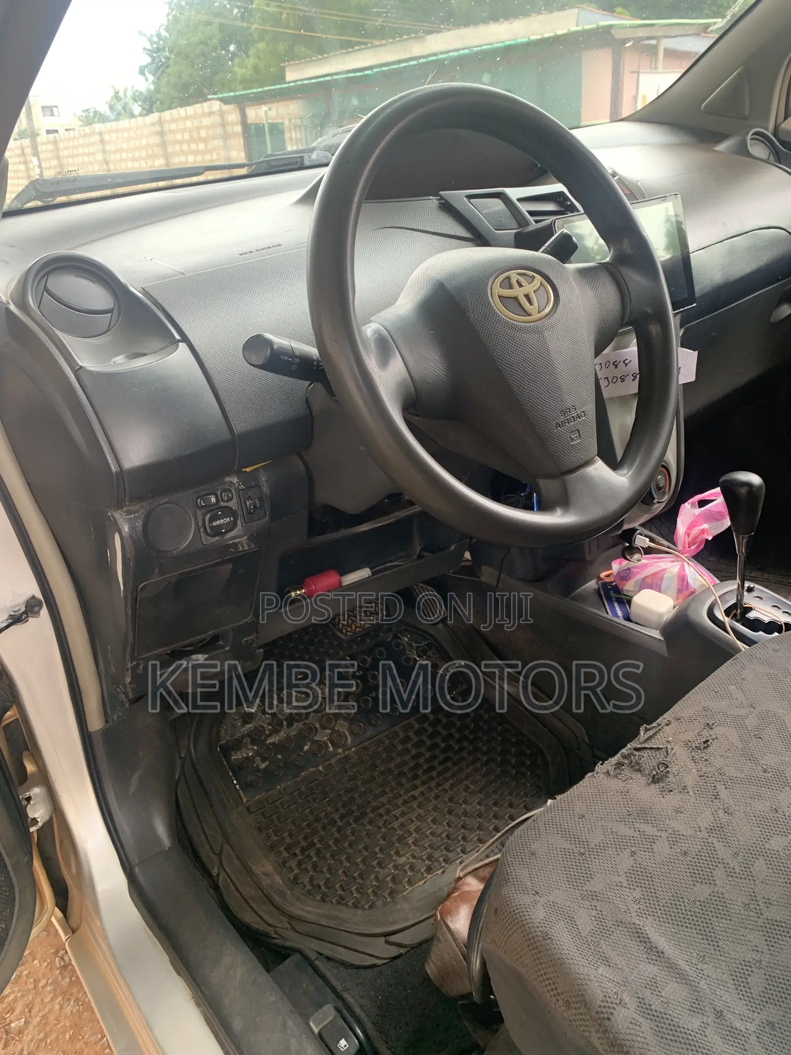 Toyota Vitz 2010 Silver