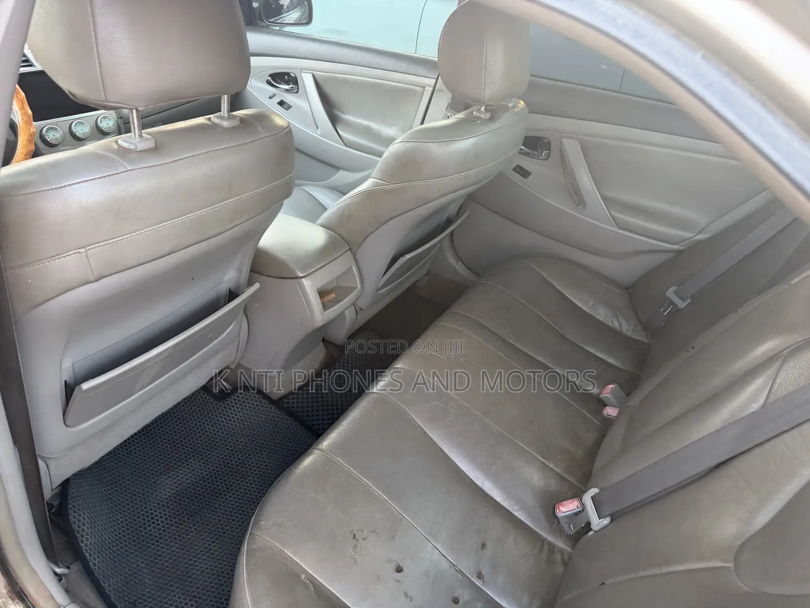 Toyota Camry LE 4dr Sedan (2.5L 4cyl 6AM) 2010 Gold