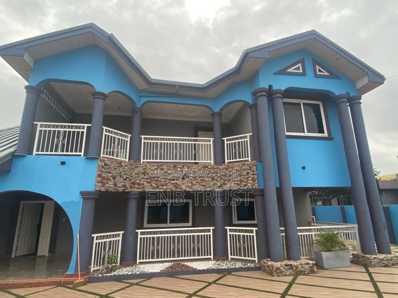 6bdrm Duplex in Haatso, Ga East Municipal for sale