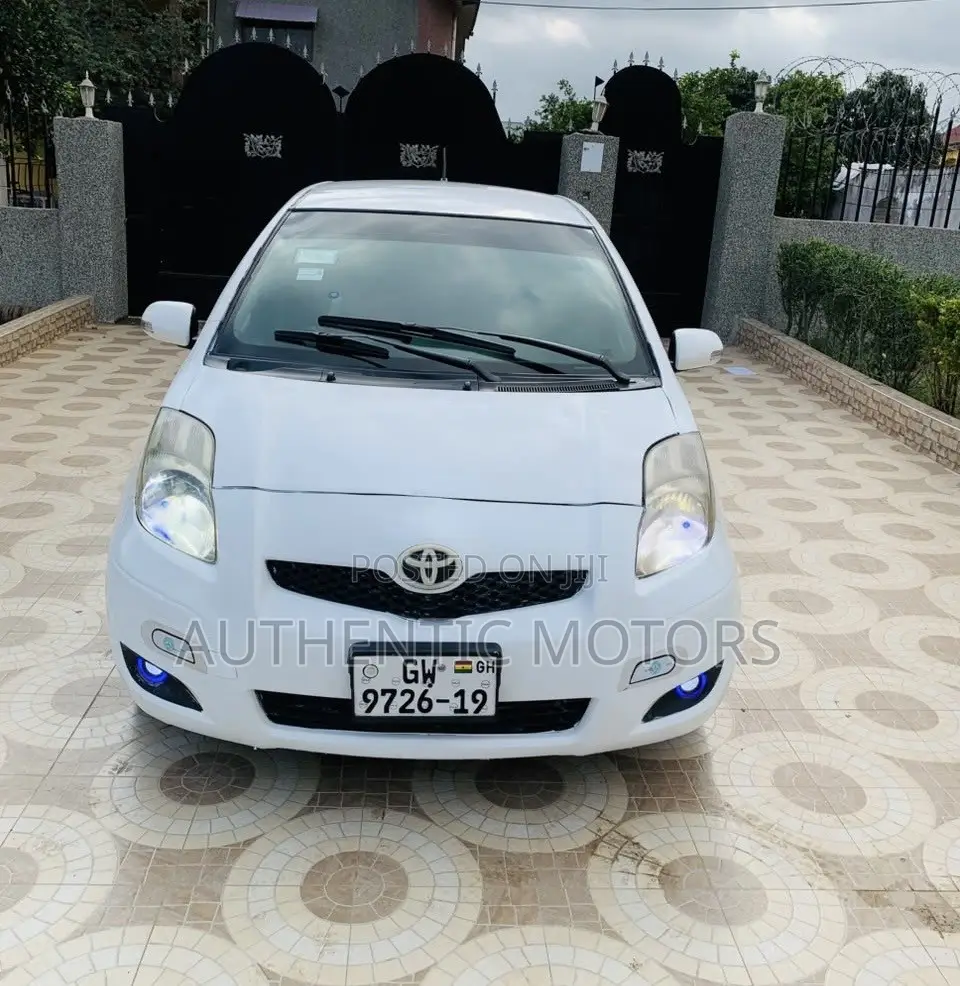 Toyota Vitz 2010 White