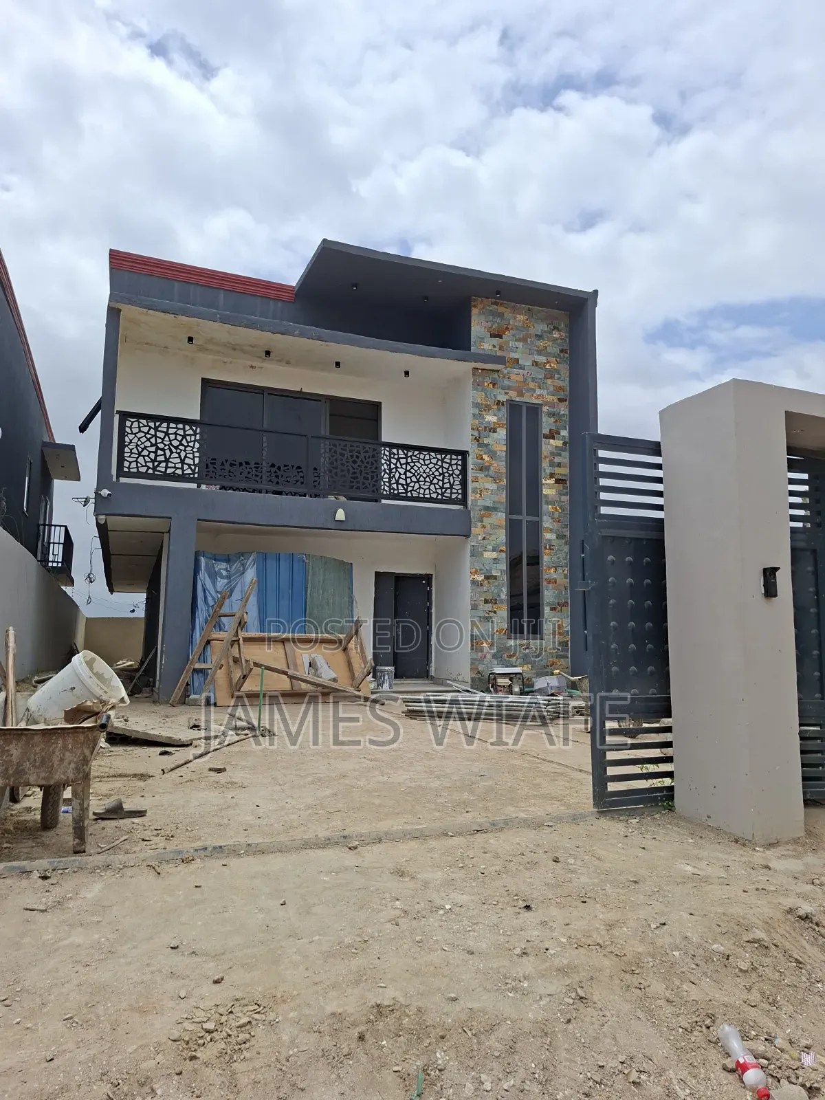 4bdrm Duplex in Kemt Jomes, Accra Metropolitan for sale
