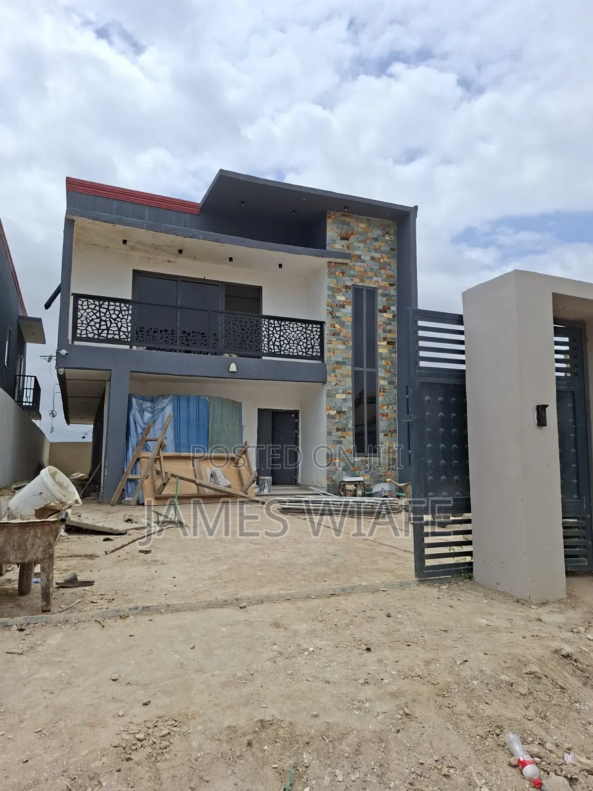4bdrm Duplex in Kemt Jomes, Accra Metropolitan for sale