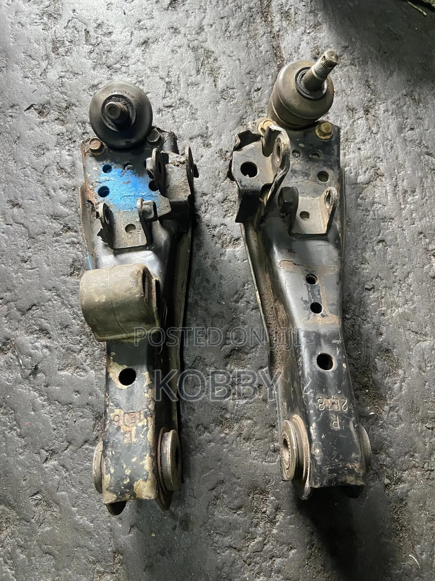 Toyota Hiace / Fish, Lower Arm /Control Arm Complete -Japan/Korea Used