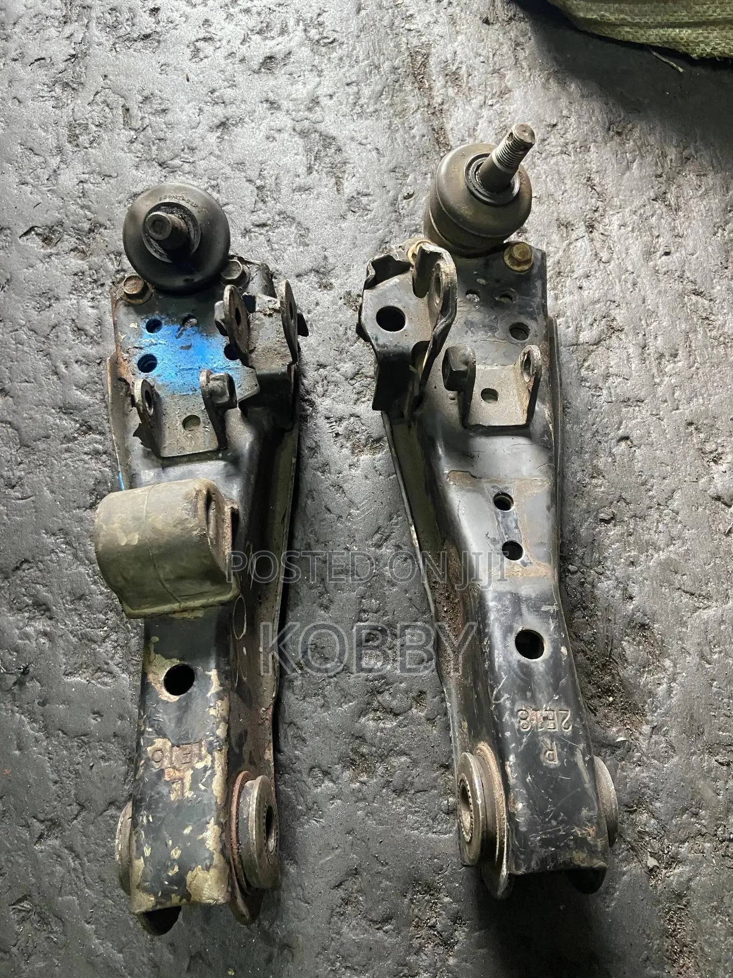 Toyota Hiace / Fish, Lower Arm /Control Arm Complete -Japan/Korea Used
