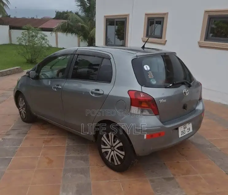 Toyota Vitz 1.0 FWD 3dr 2010 Gray