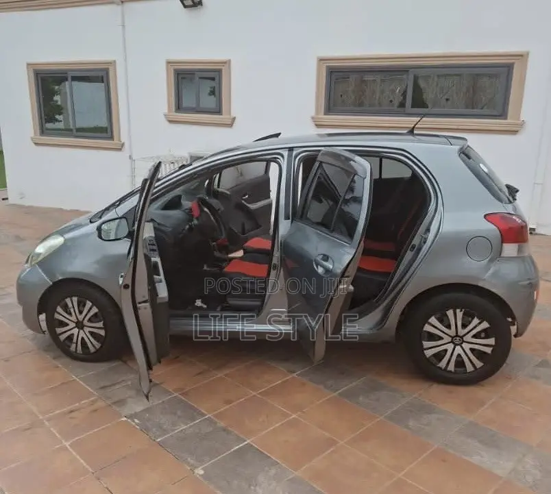 Toyota Vitz 1.0 FWD 3dr 2010 Gray