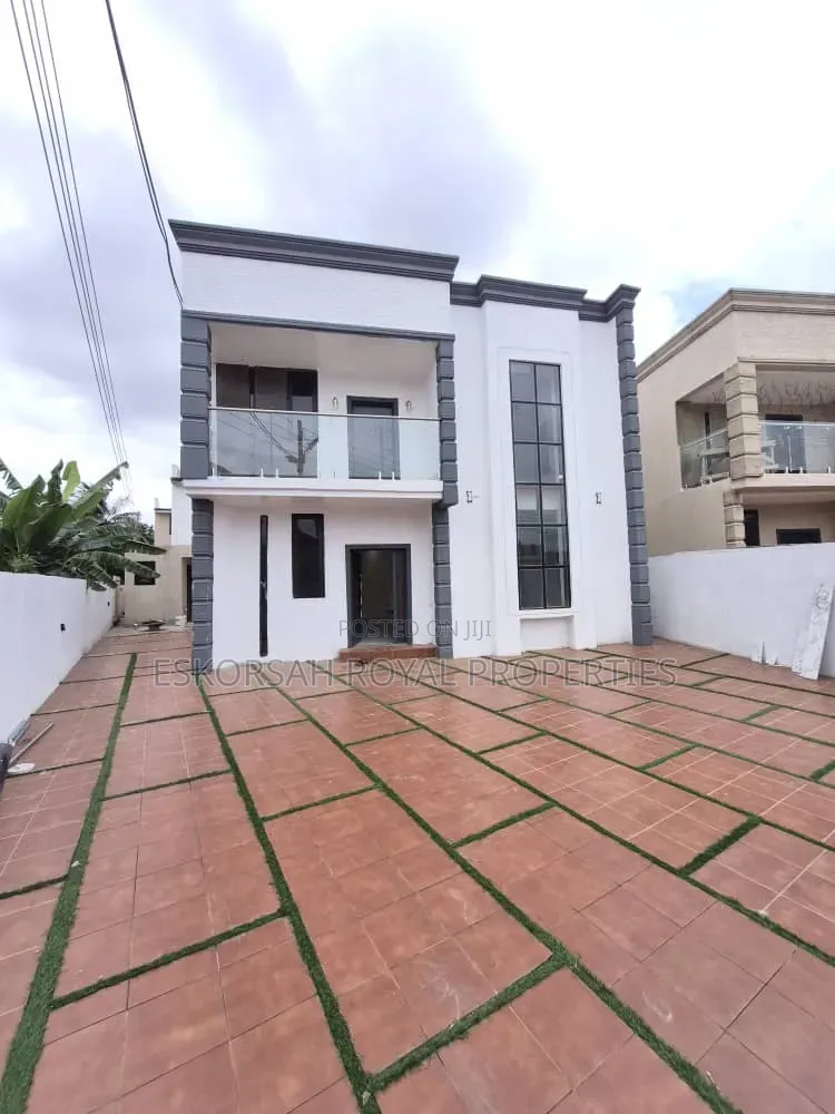 4bdrm House in Ashoman, Police Station for sale