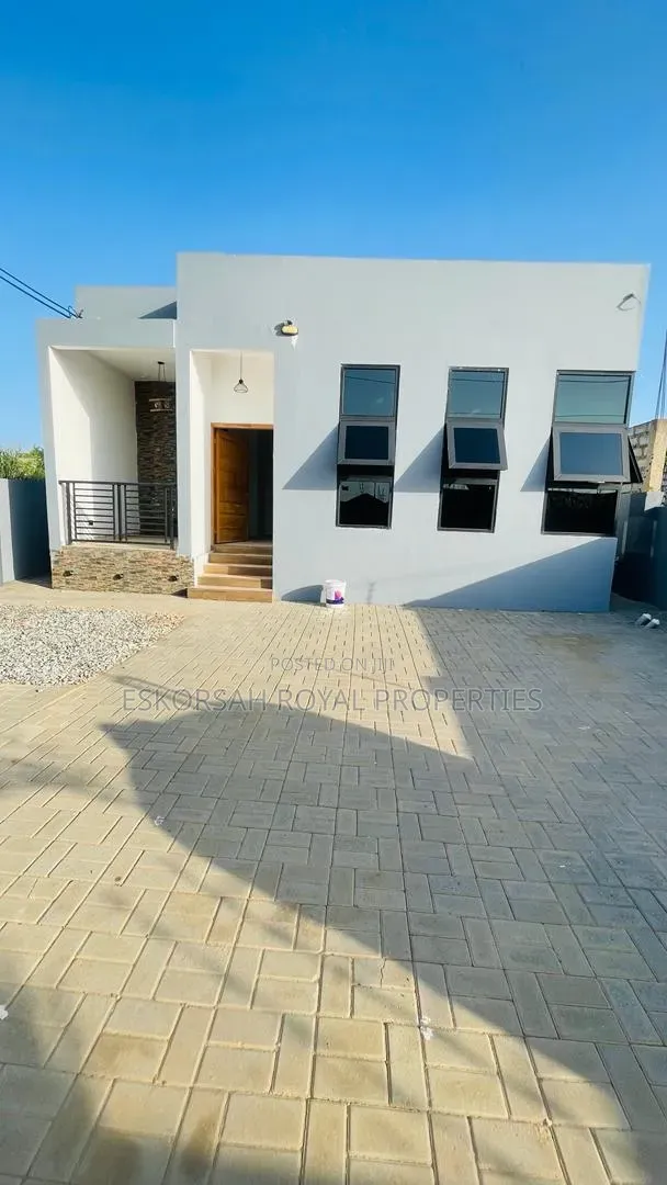 3bdrm House in Odumase, Police Station for sale