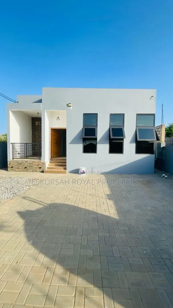3bdrm House in Odumase, Police Station for sale