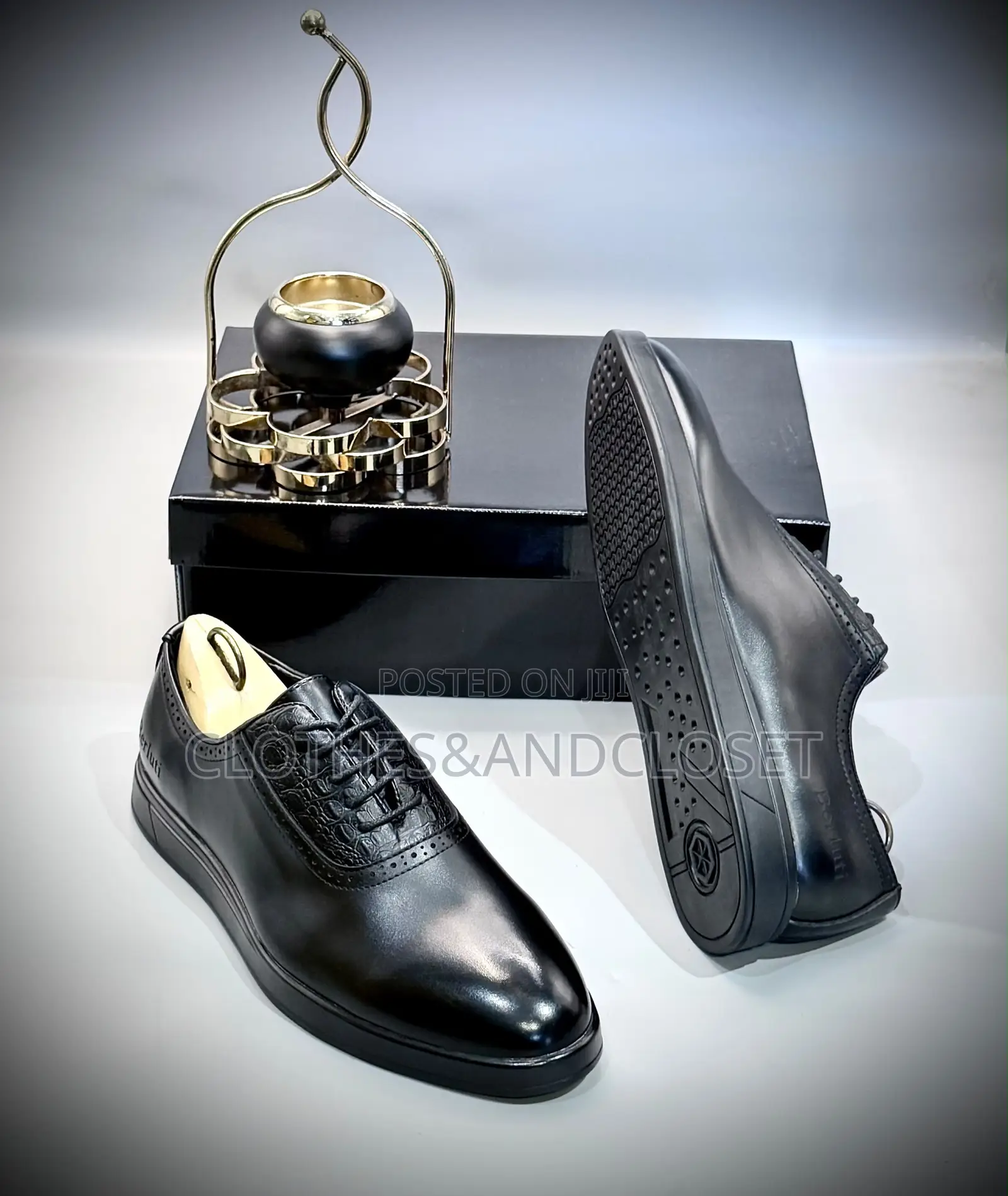 Sleek Black Dress Shoes Feature a Distinct Embossed Crocodile-Pattern