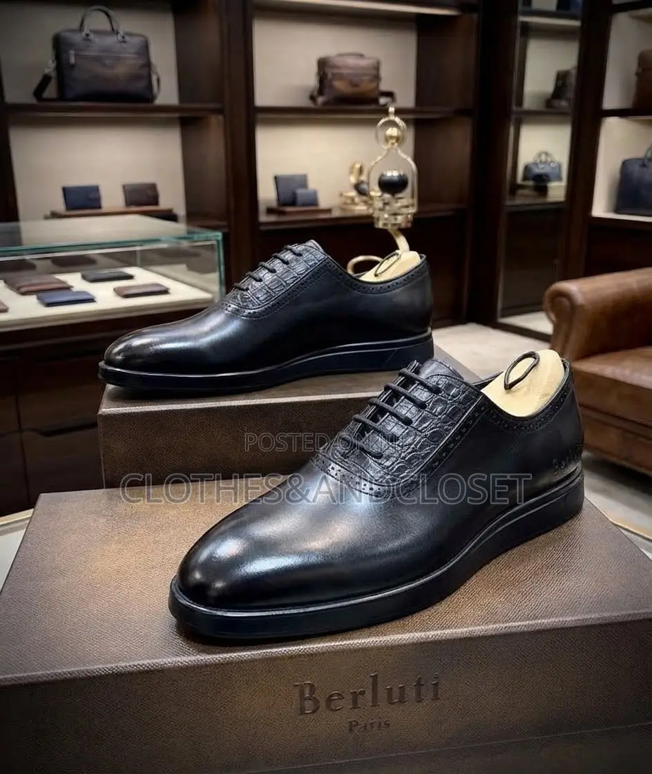 Sleek Black Dress Shoes Feature a Distinct Embossed Crocodile-Pattern