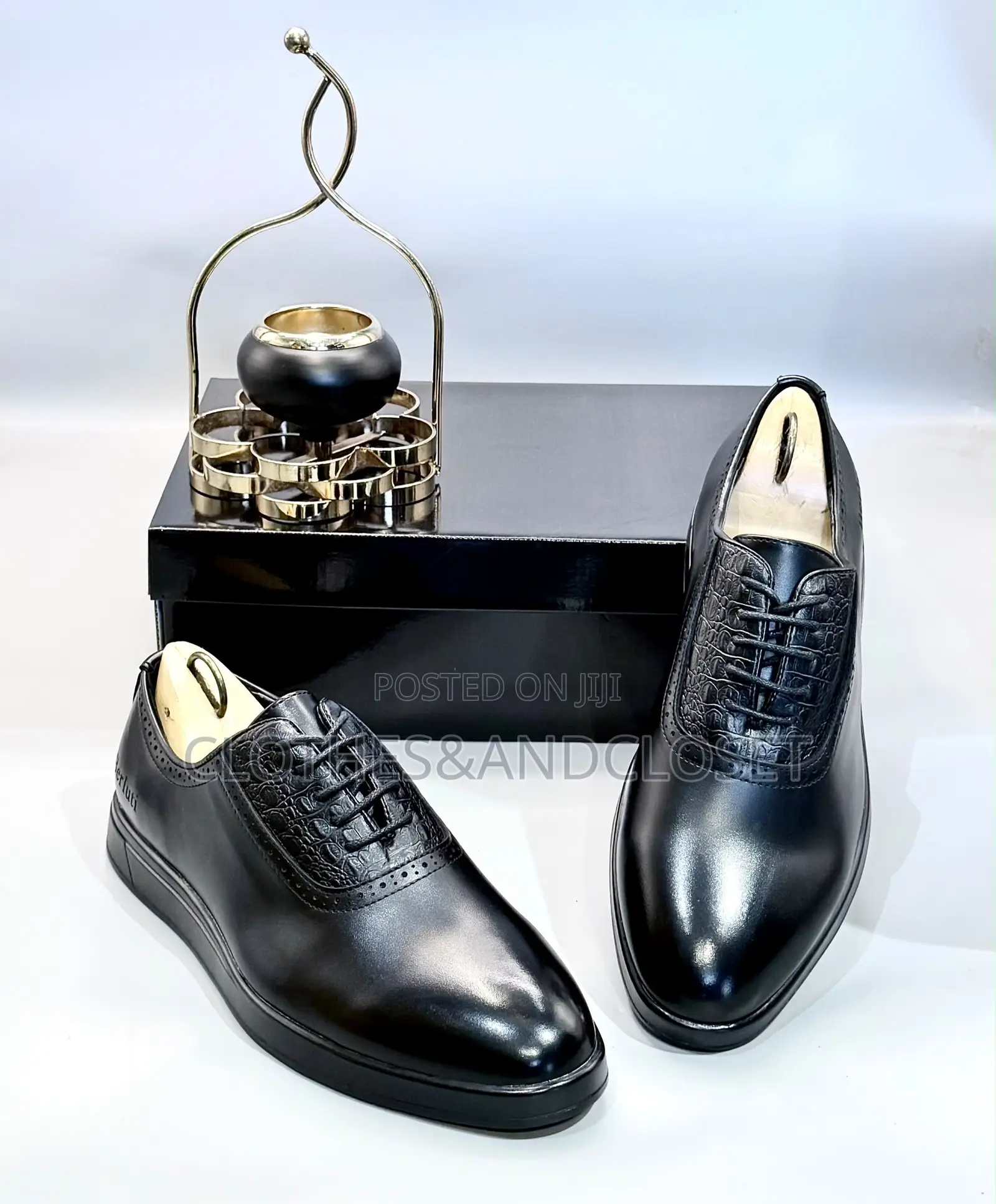 Sleek Black Dress Shoes Feature a Distinct Embossed Crocodile-Pattern