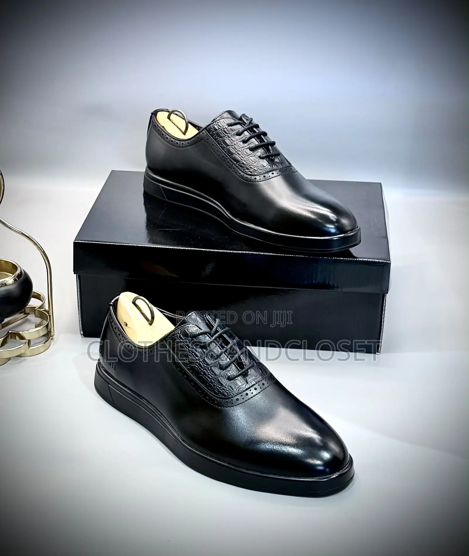 Sleek Black Dress Shoes Feature a Distinct Embossed Crocodile-Pattern