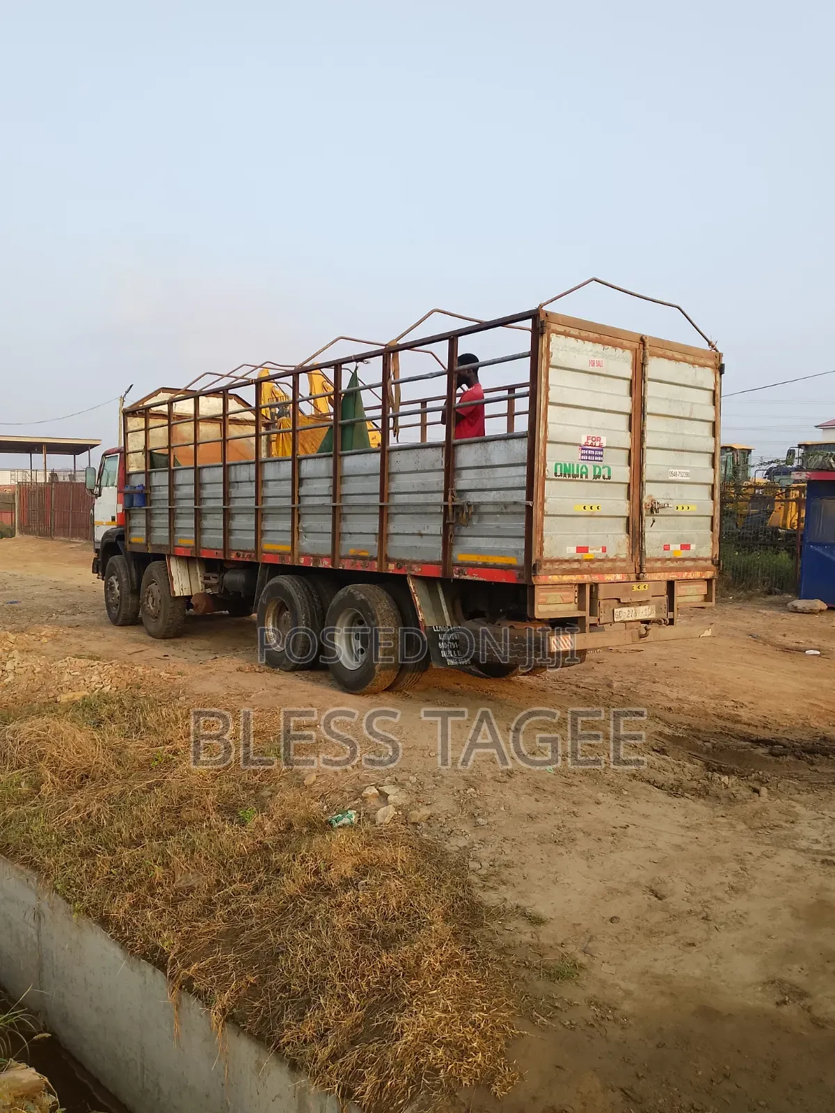 A Moving Tata Truck for Sale and Is Good but the Enigine Is DAF 25char
