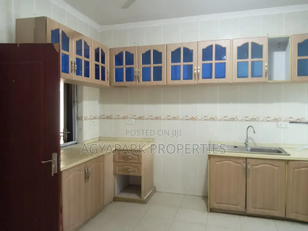 6bdrm House in Sapeiman, Amasaman for rent