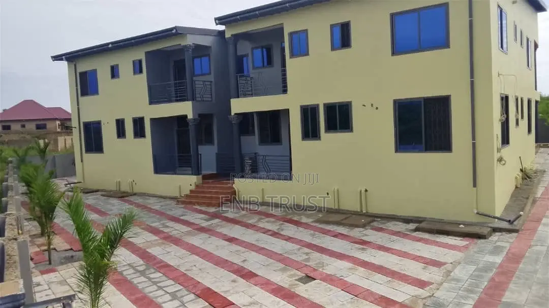 8bdrm Apartment in Kasoa, Budumburam for sale