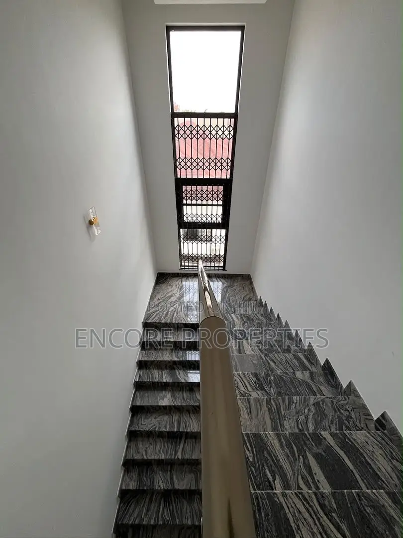4bdrm House in A&C Area, East Legon for rent