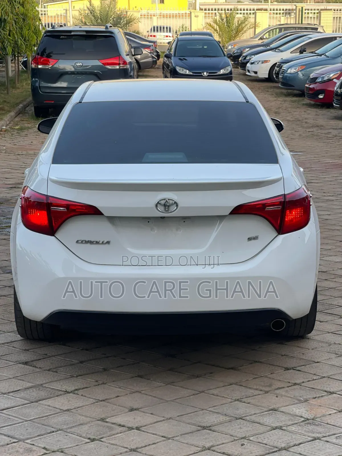 Toyota Corolla SE (1.8L 4cyl 2A) 2018 White