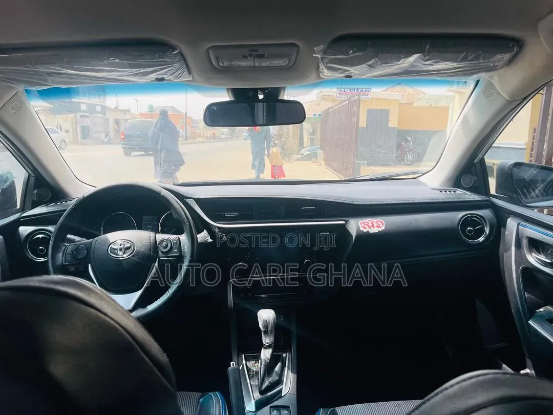 Toyota Corolla SE (1.8L 4cyl 2A) 2018 White