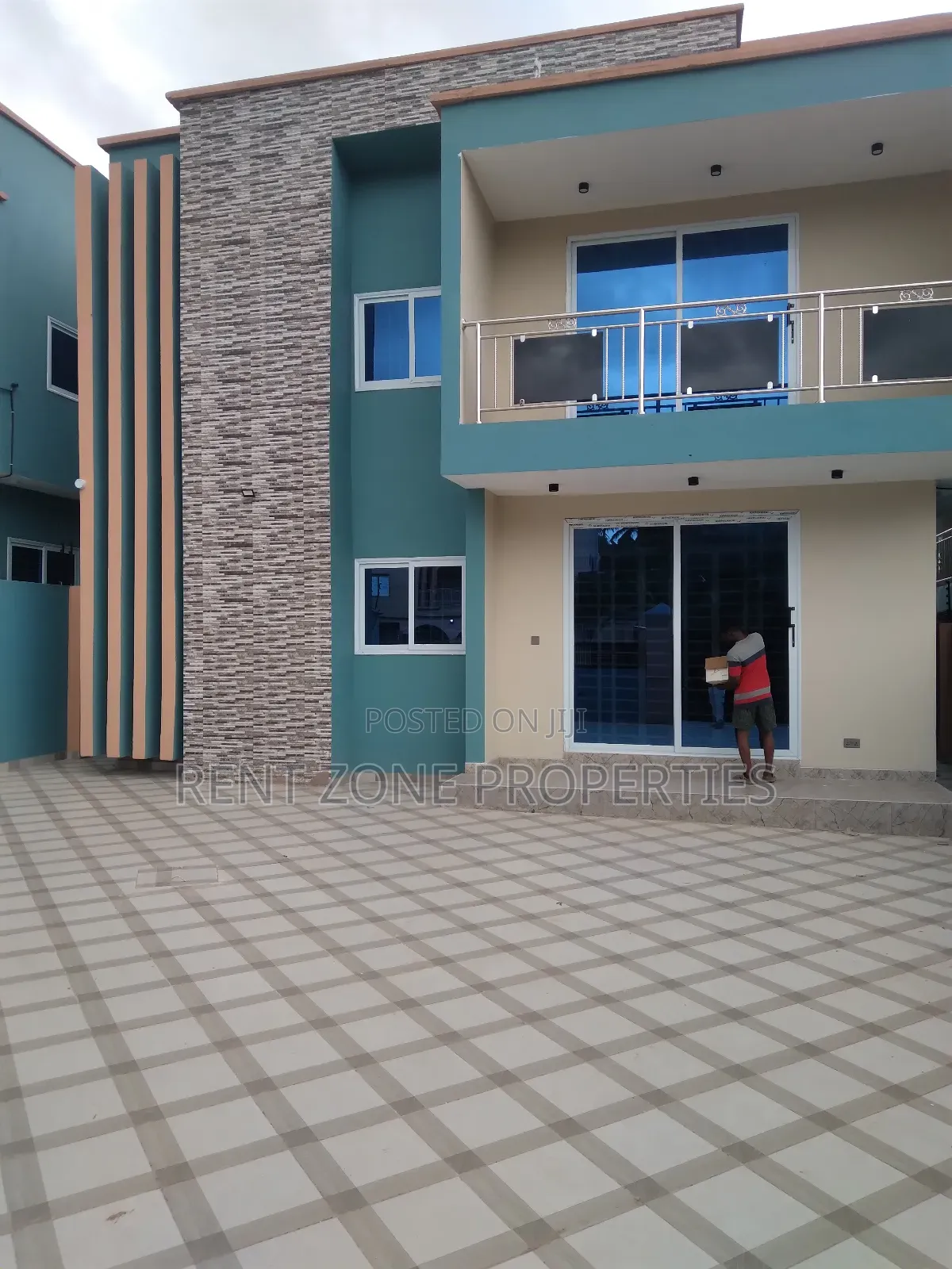 4bdrm Duplex in Ofankor for sale