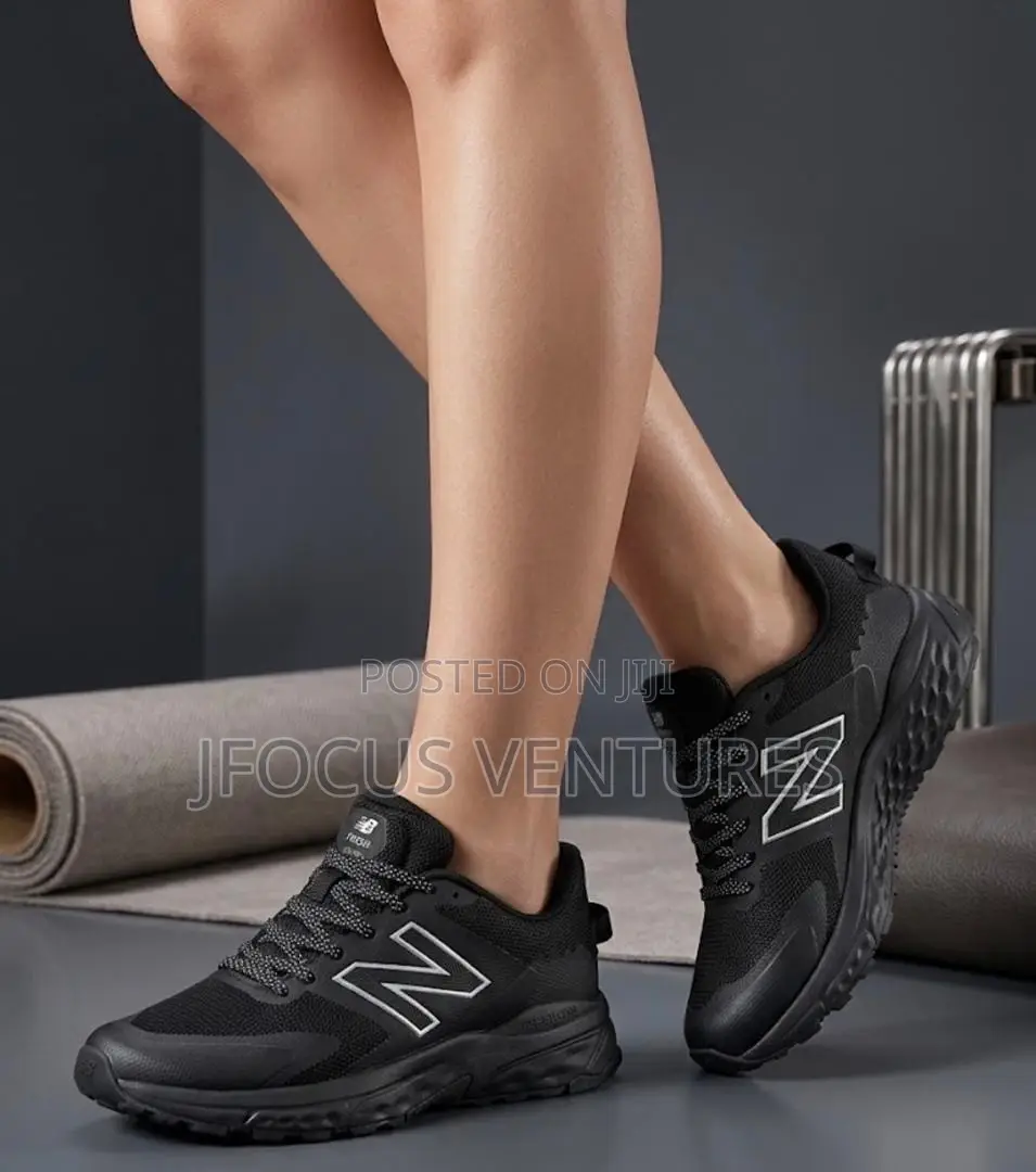 New Balance Black/White Sneakers