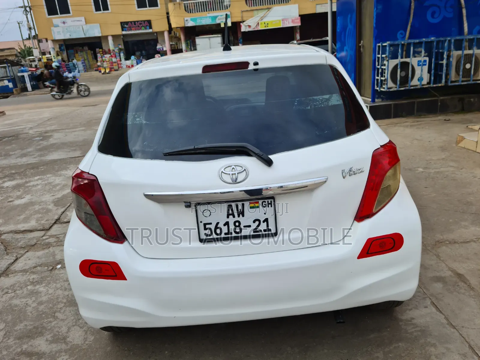Toyota Vitz 2013 Off white