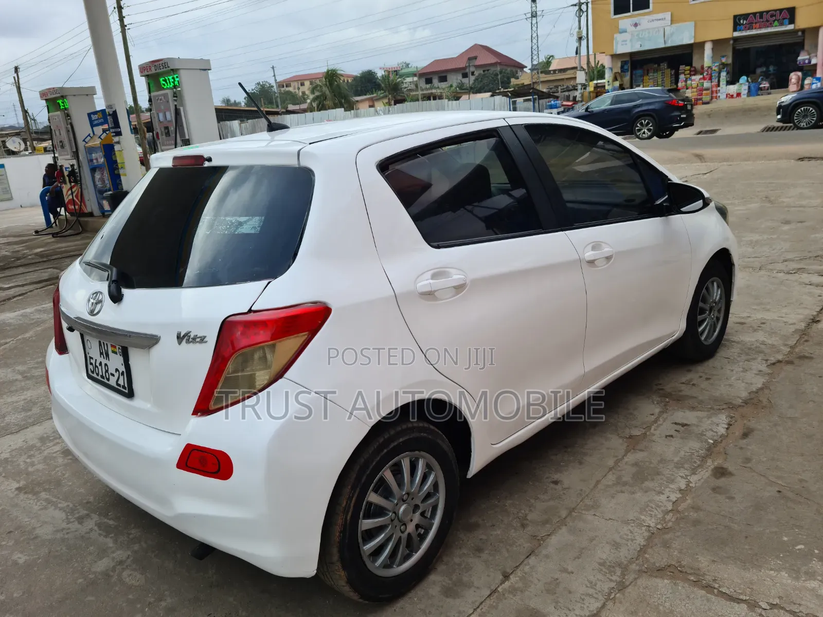 Toyota Vitz 2013 Off white