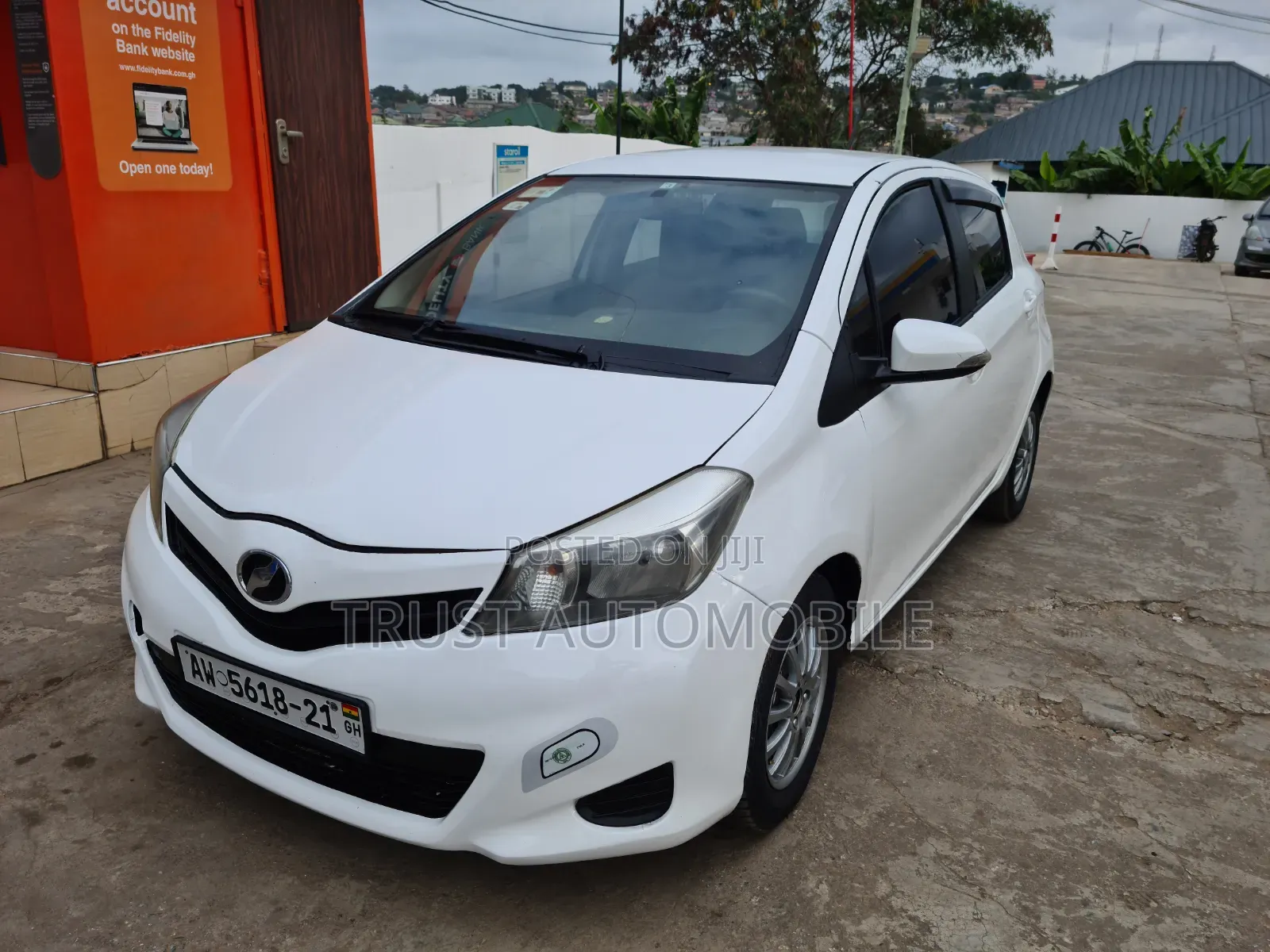 Toyota Vitz 2013 Off white
