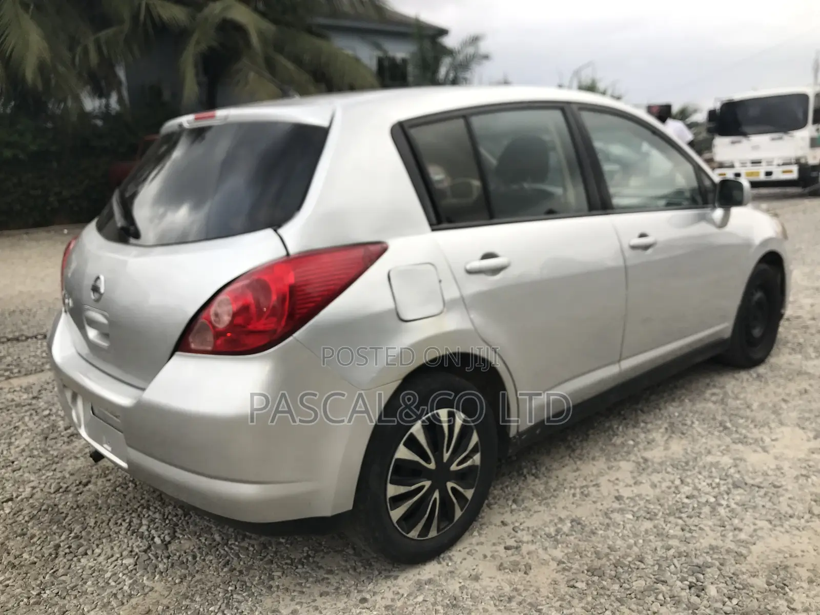 Nissan Versa 1.8 S Hatchback 2011 Silver