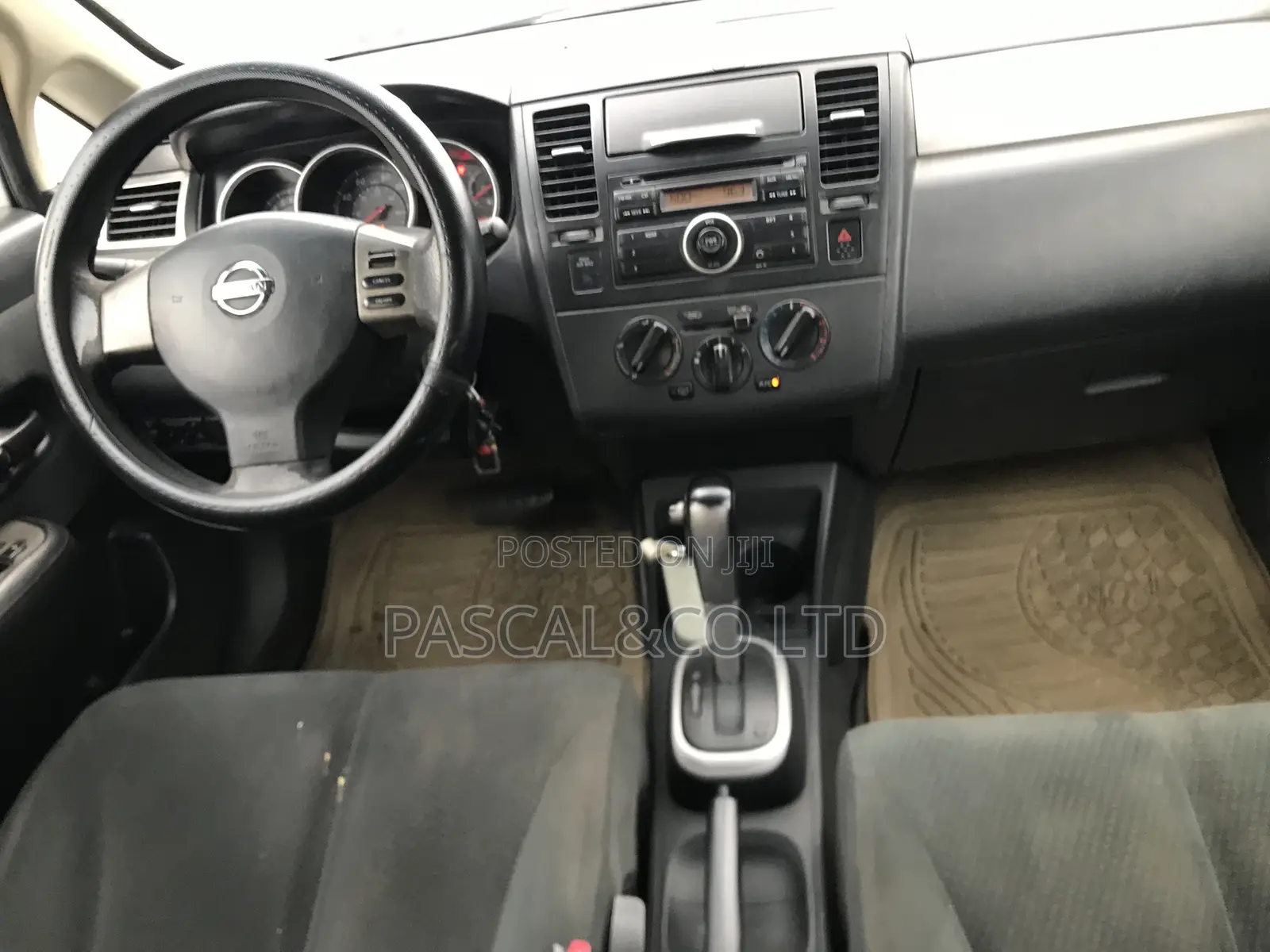 Nissan Versa 1.8 S Hatchback 2011 Silver