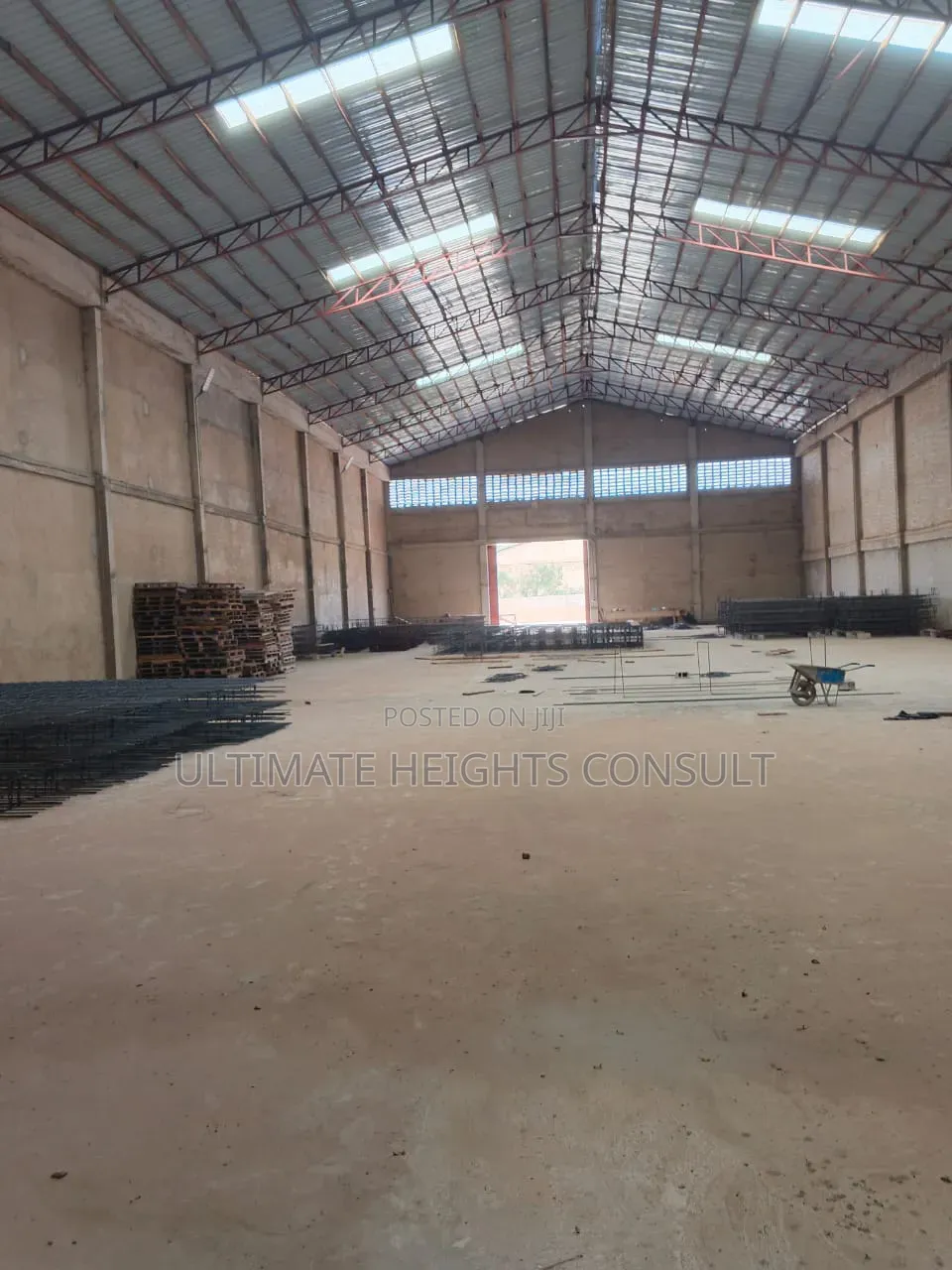 Warehouse 1400 Square Meters for Rent at Spintex