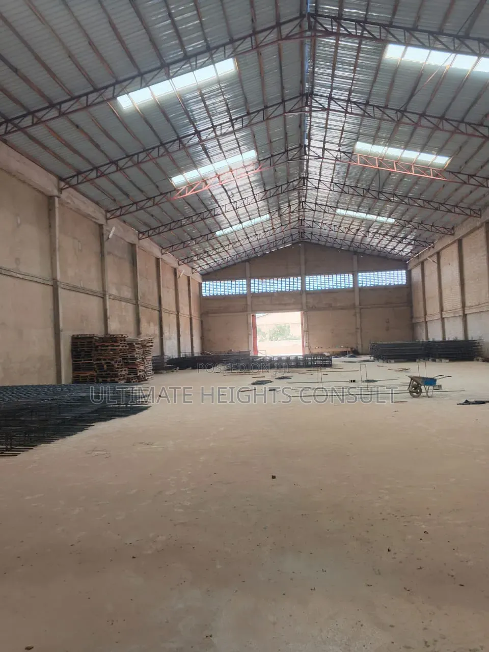 Warehouse 1400 Square Meters for Rent at Spintex