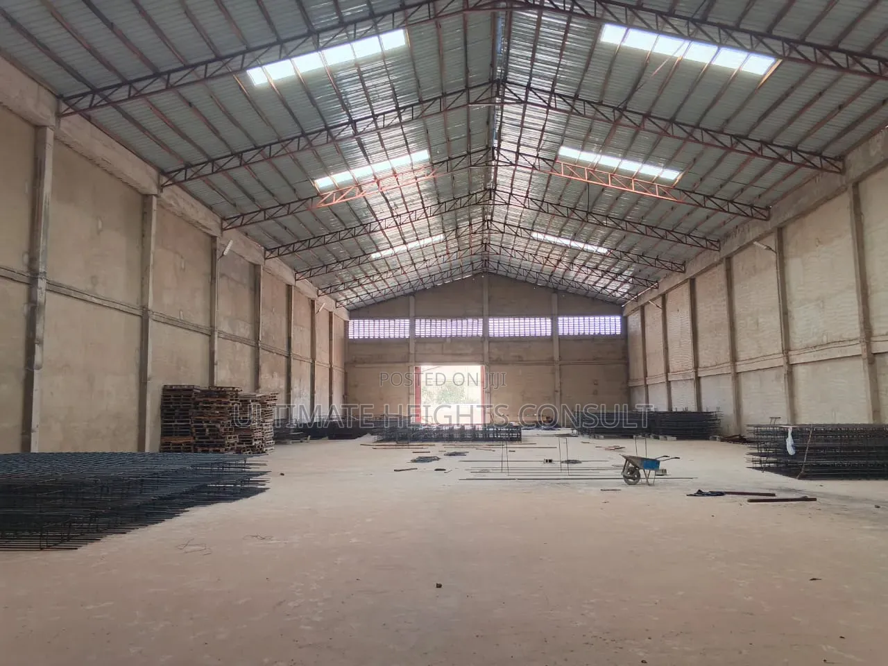 Warehouse 1400 Square Meters for Rent at Spintex