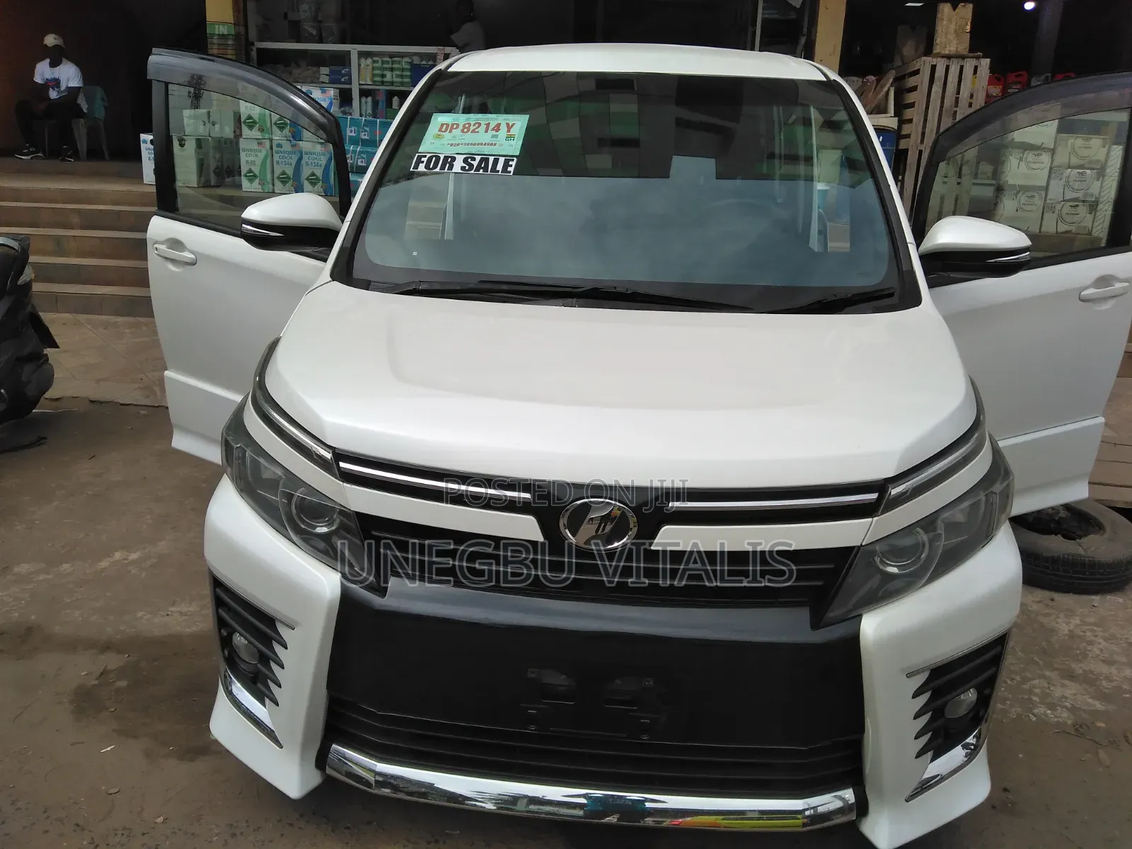 Toyota Voxy V 2WD 8-Seater 2015 White