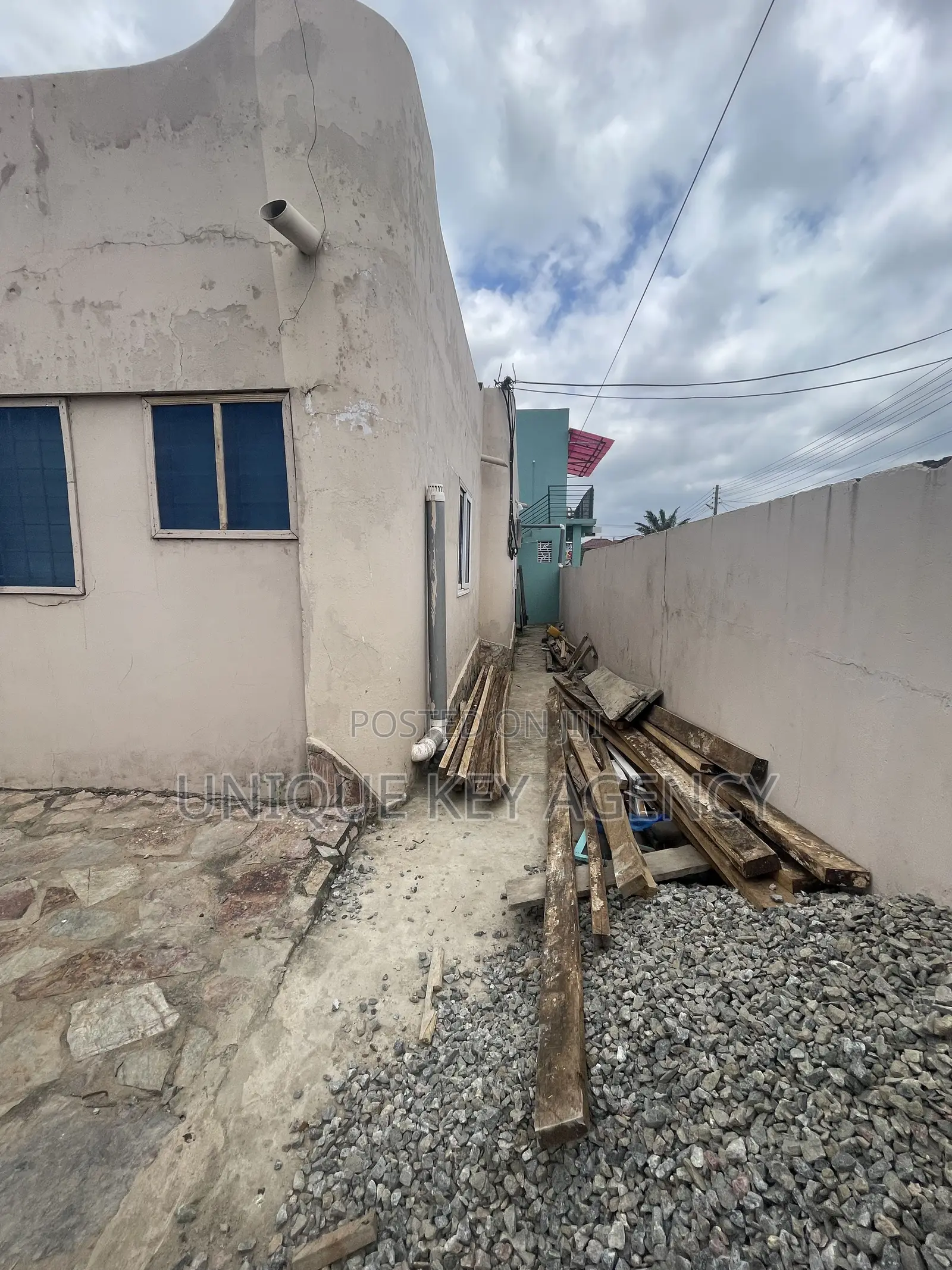 6bdrm House in Unique Key Agency, Achimota for sale